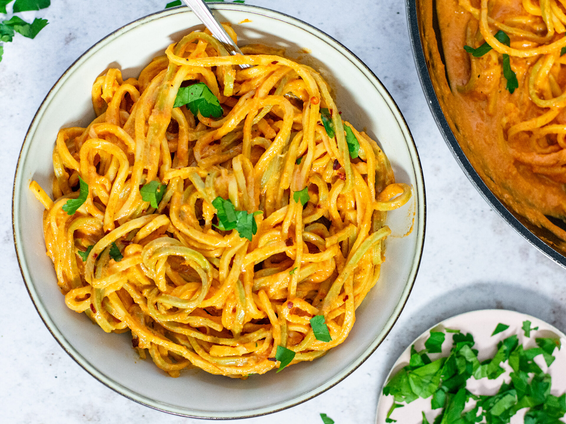 Pasta met geroosterde paprika saus